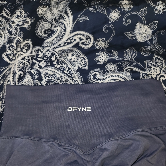 SOLD Dfyne Dynamic Leggings - Picture 3 of 4